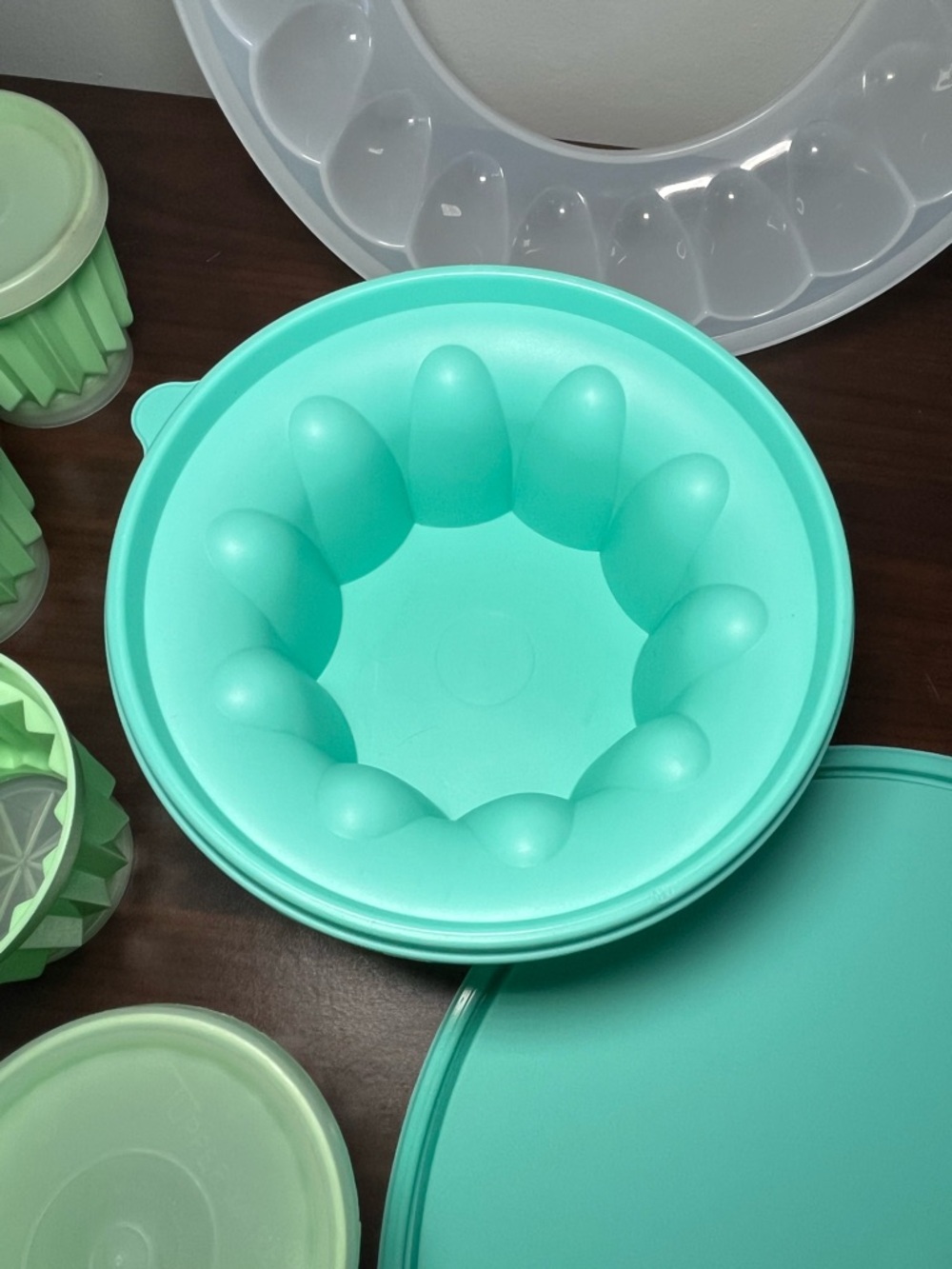Iconic vintage Tupperware fluted Jello mold set with 6 individual mold. - Picture 6 of 15